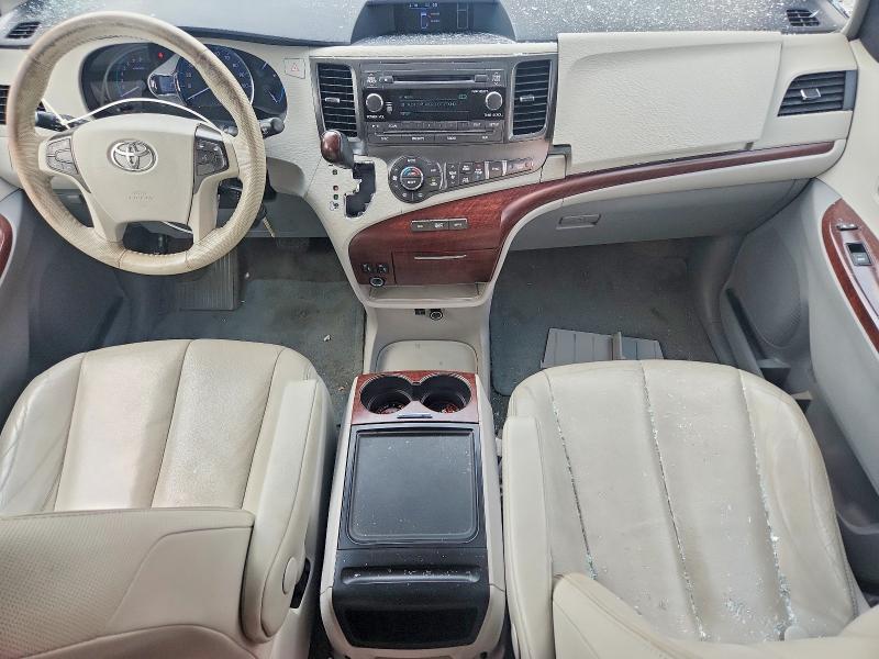 2014 Toyota Sienna xle 8-passenger