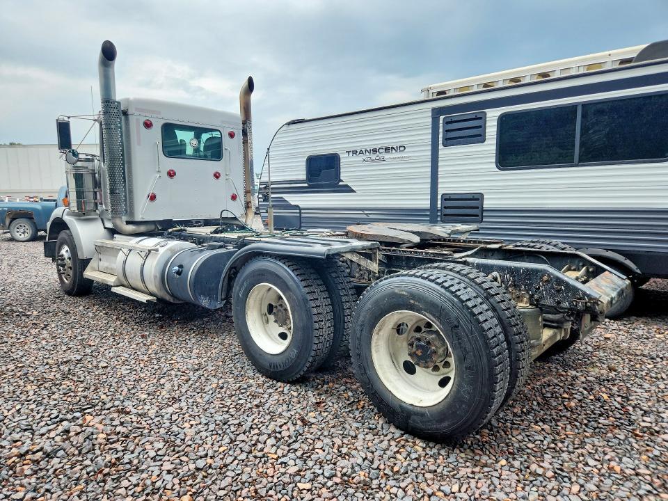 2015 Kenworth T880 Semi Truck