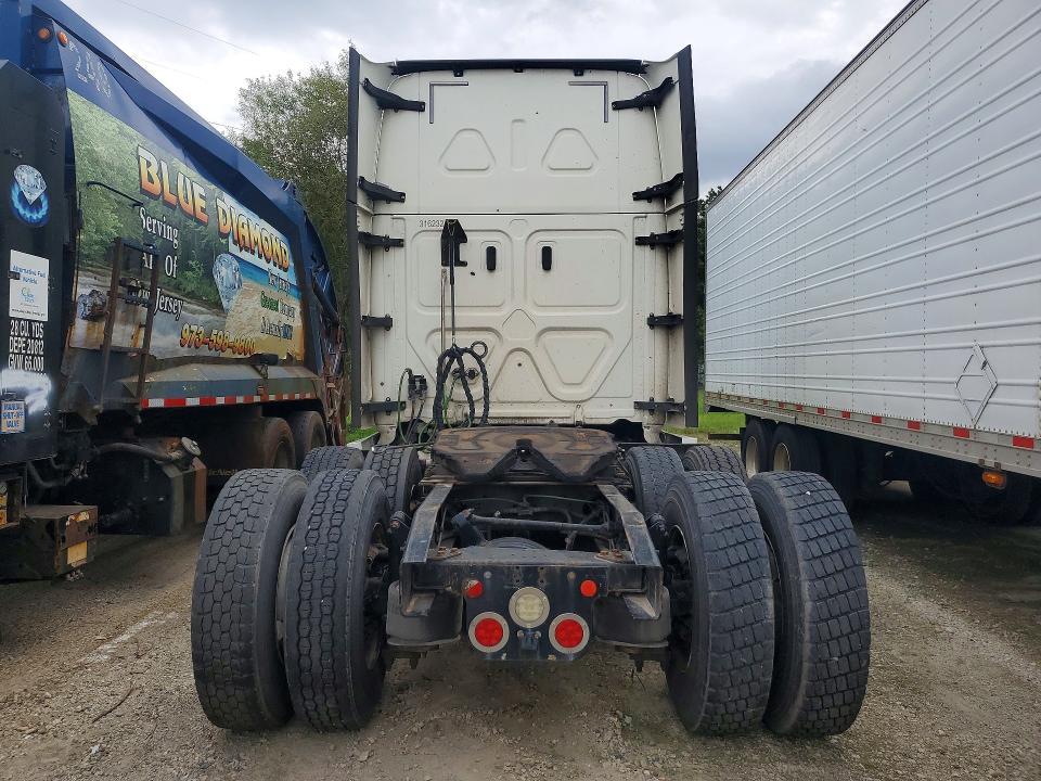 2018 Freightliner Cascadia 126 Semi Truck
