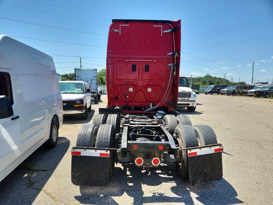 2015 Freightliner Cascadia Truck Cab AND Chassis
