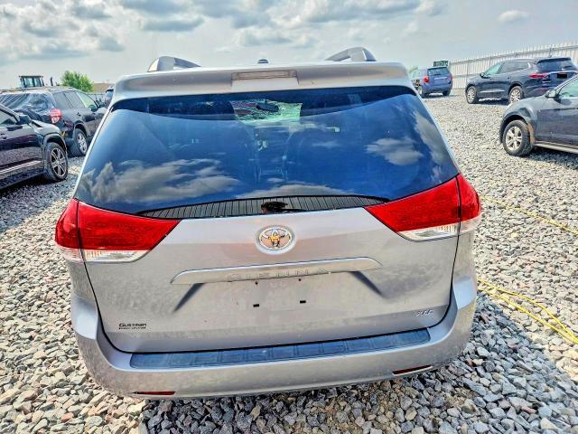 2014 Toyota Sienna xle 8-passenger