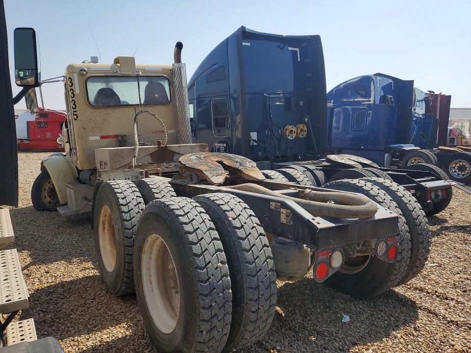 2016 Peterbilt 365 Semi Truck