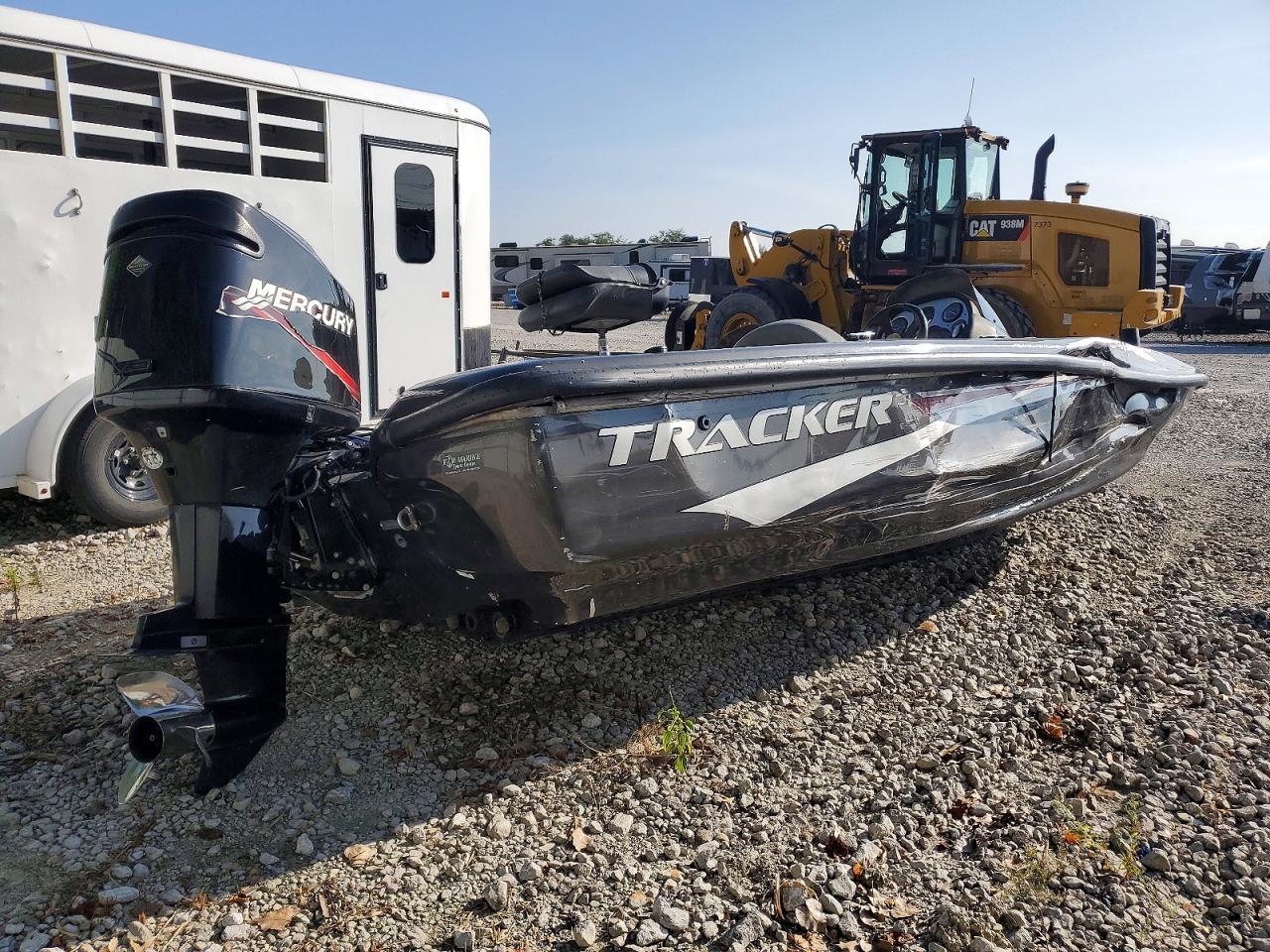 2005 Tracker Boat