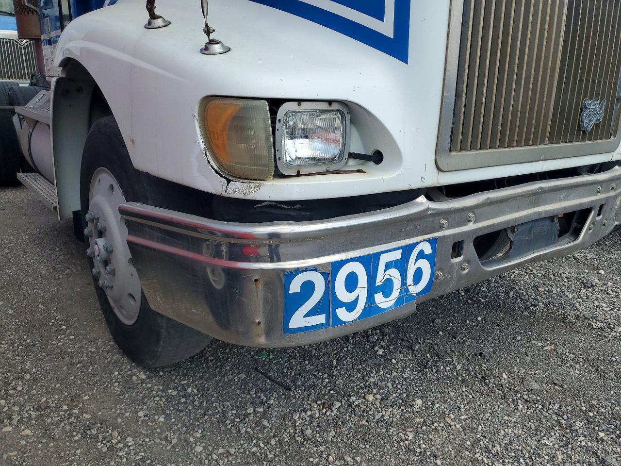 2000 International 9400I Semi Truck