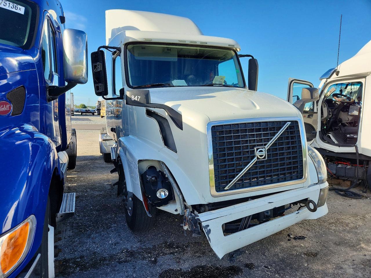 2014 Volvo VNL Semi Truck