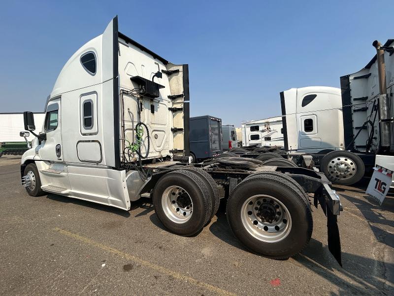 2016 Freightliner Cascadia 125 Semi Truck
