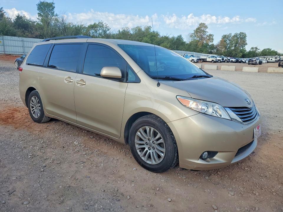 2014 Toyota Sienna xle 8-passenger