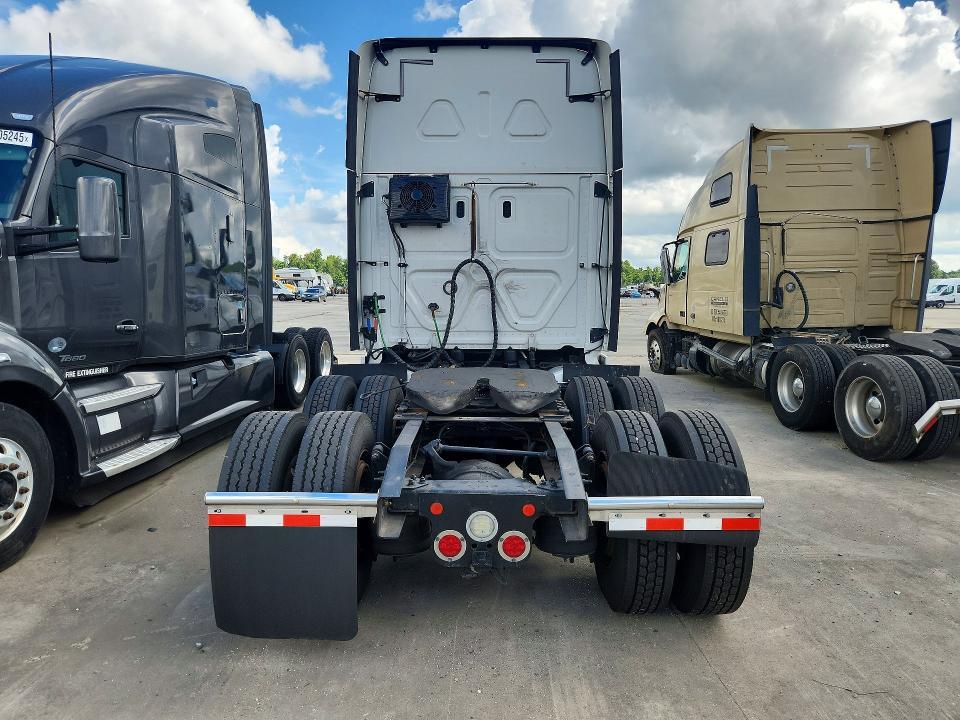 2020 Freightliner Cascadia 126 Semi Truck
