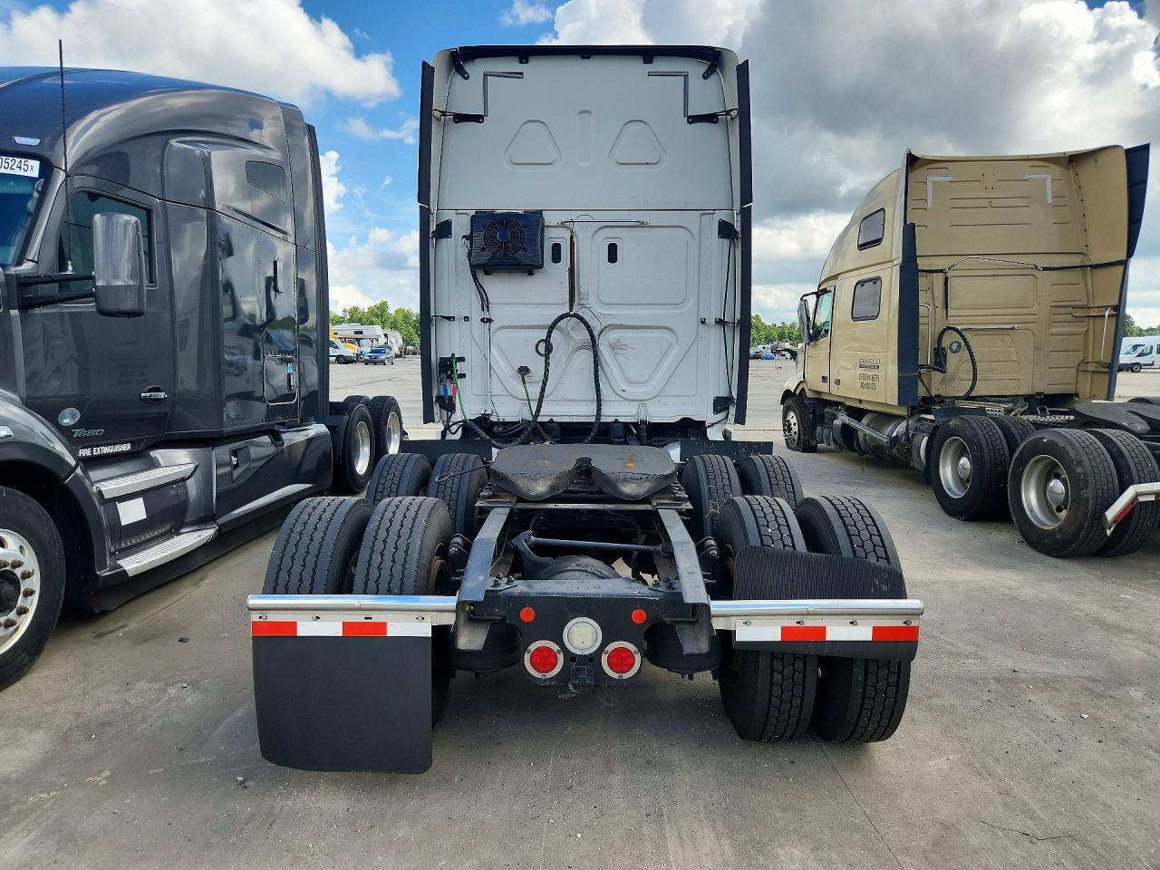 2020 Freightliner Cascadia 126 Semi Truck