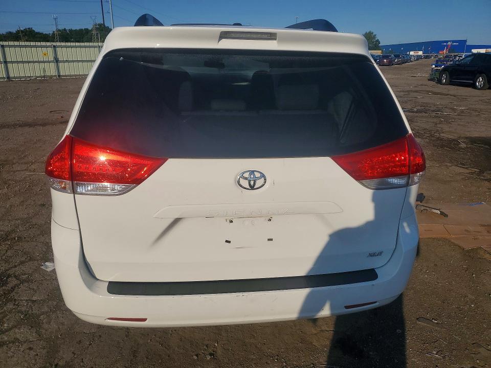 2011 Toyota Sienna xle 8-passenger