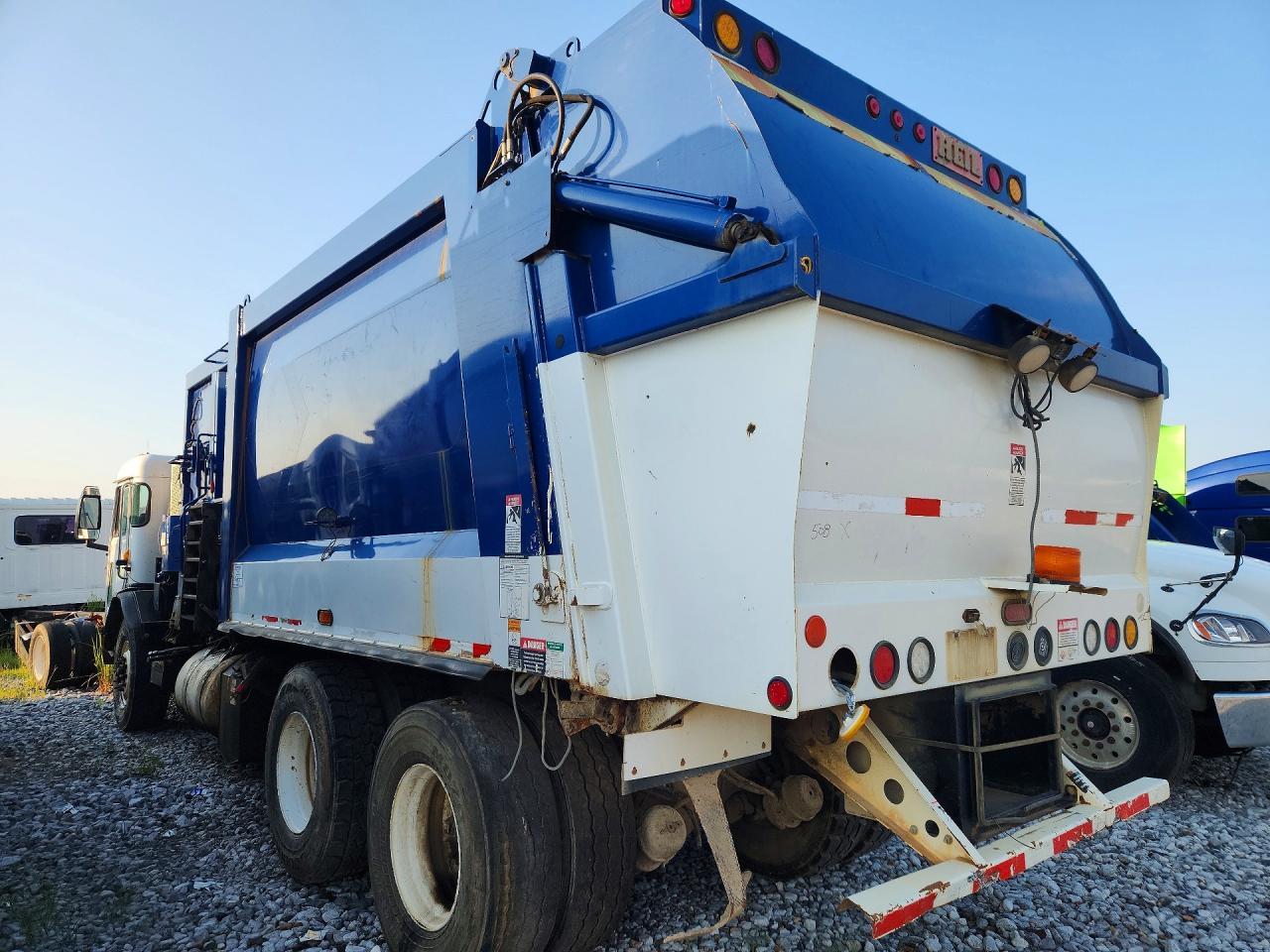 2016 Peterbilt 320