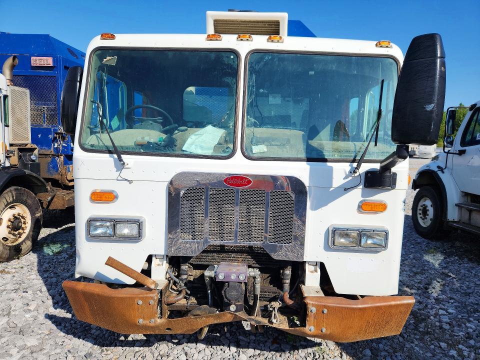 2016 Peterbilt 320