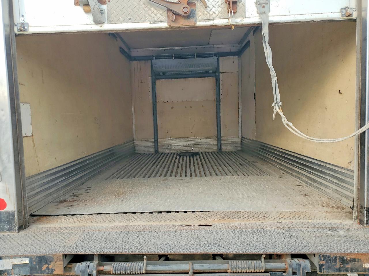 2013 Isuzu NPR HD-BOX Truck