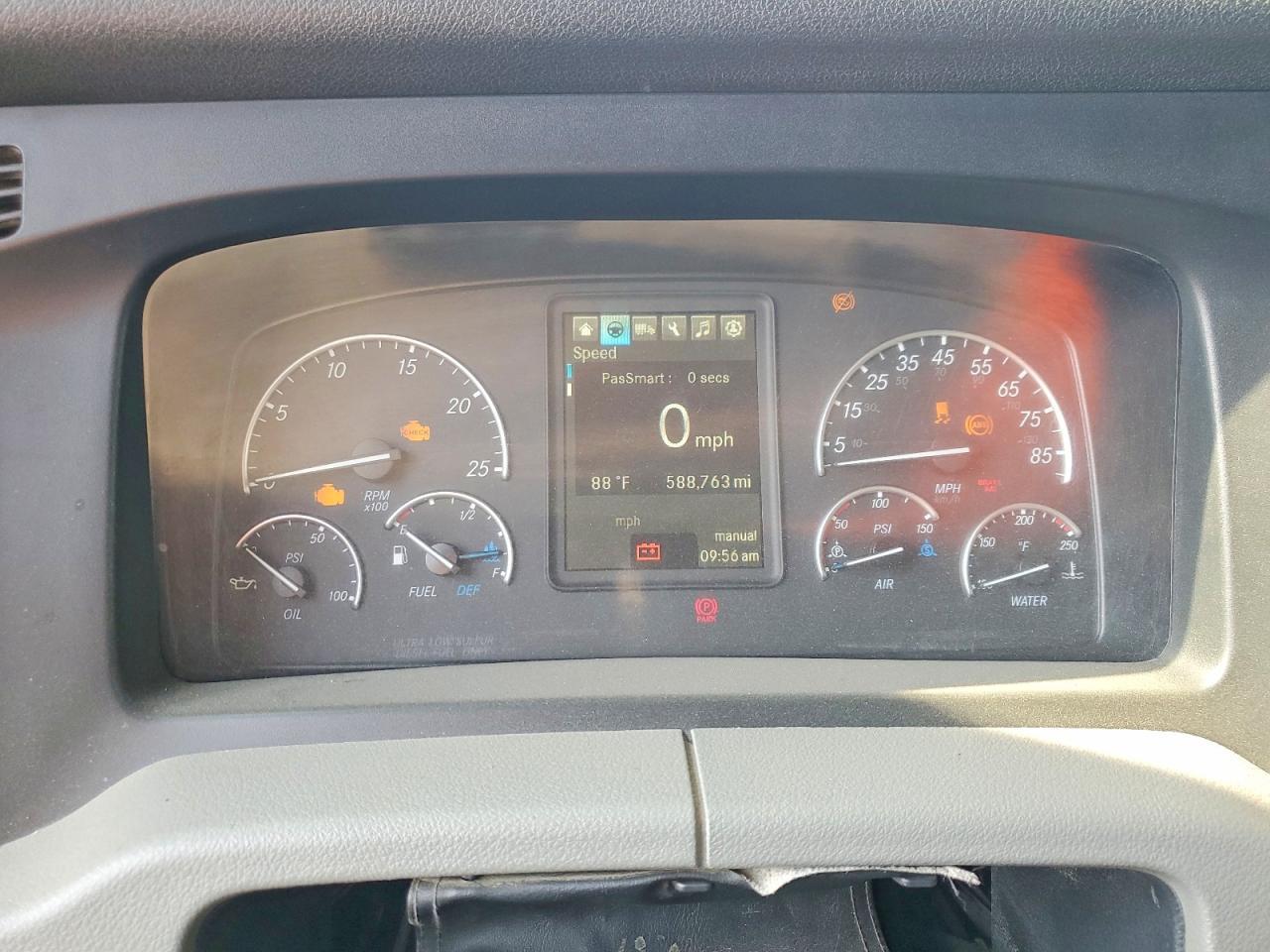 2018 Freightliner Cascadia 126 Semi Truck