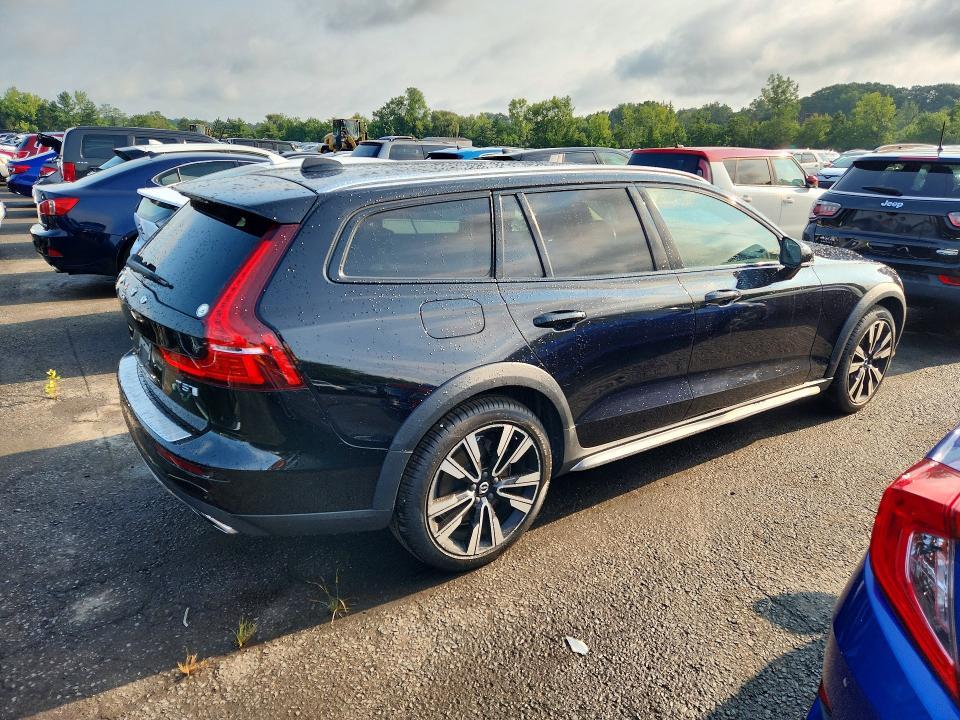 2020 Volvo V60 Cross Country T5 Momentum