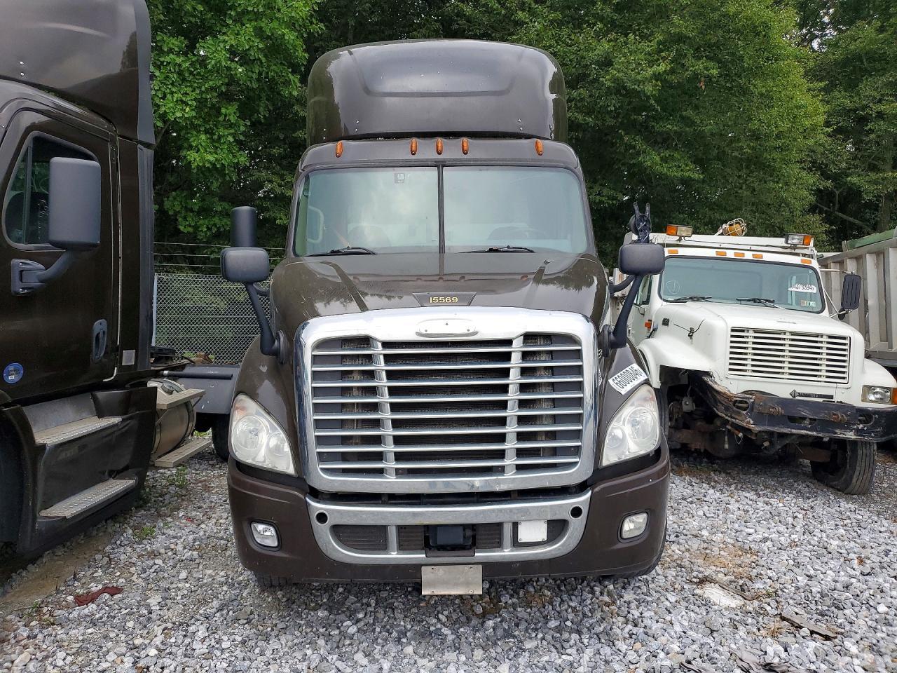 2017 Freightliner Cascadia 113 Truck Cab AND Chassis