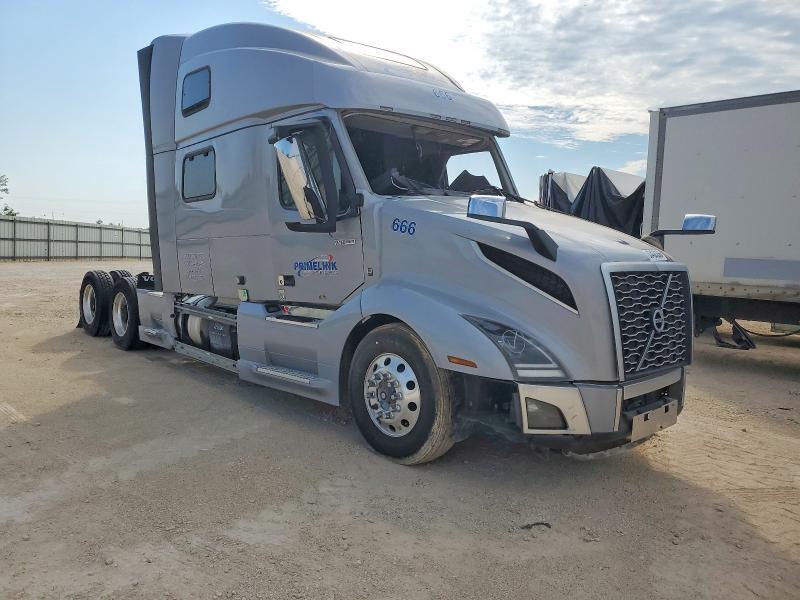 2022 Volvo VNL