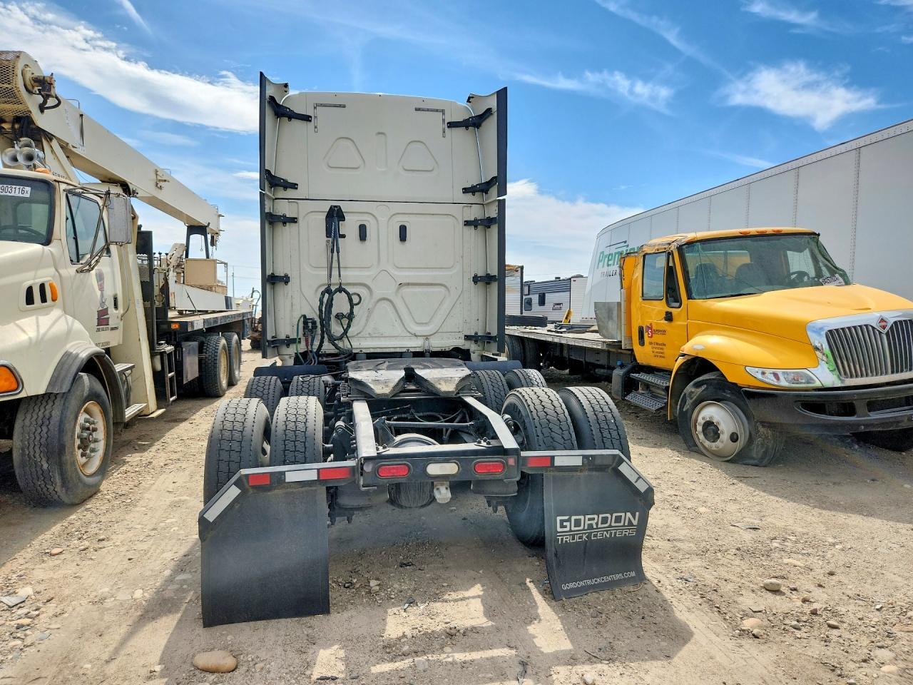 2018 Freightliner Cascadia 126 Semi Truck