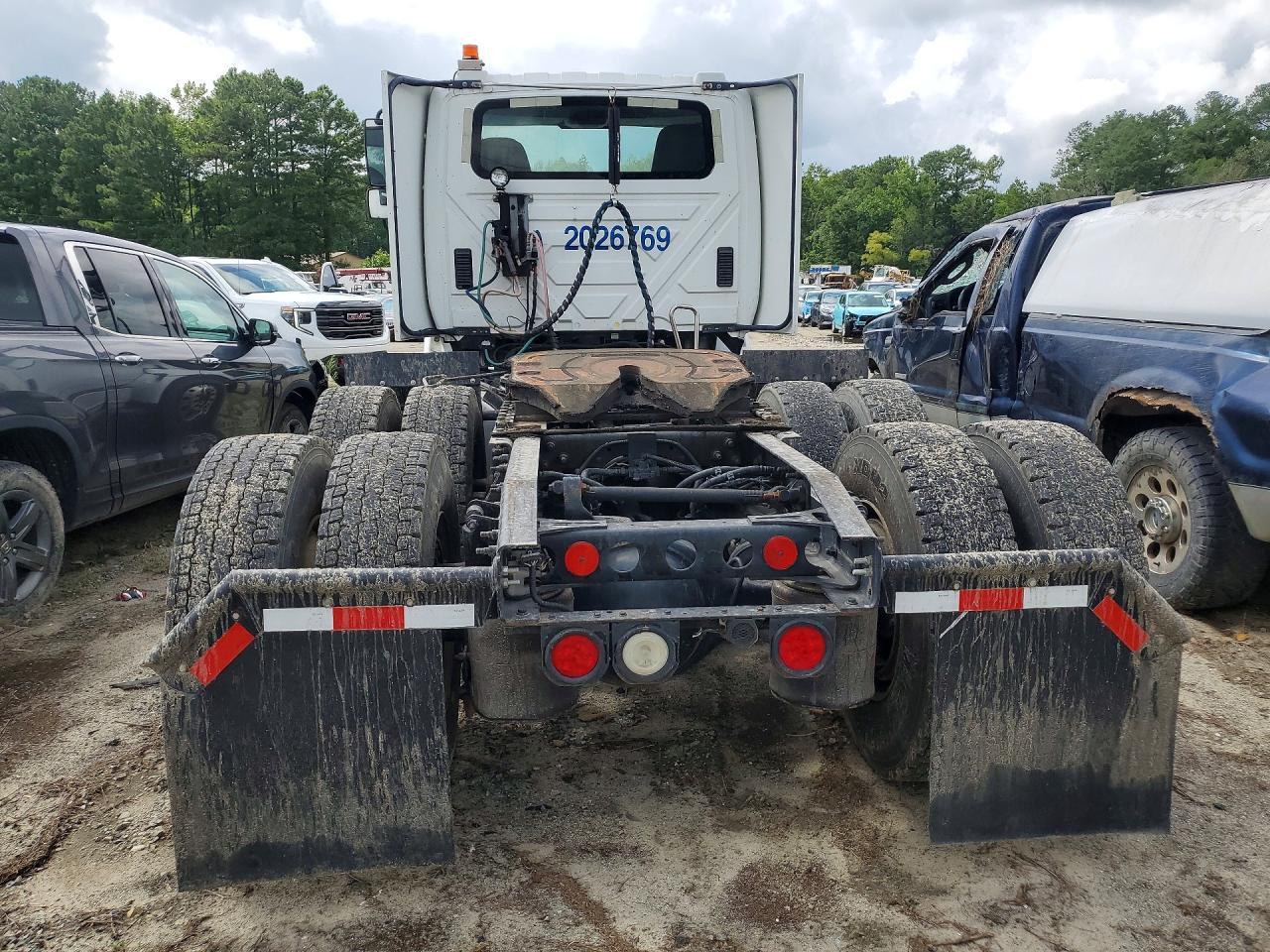 2016 International 8600 Semi Truck