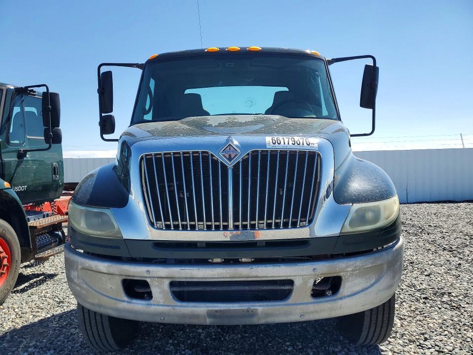 2007 International 4400 Semi Truck