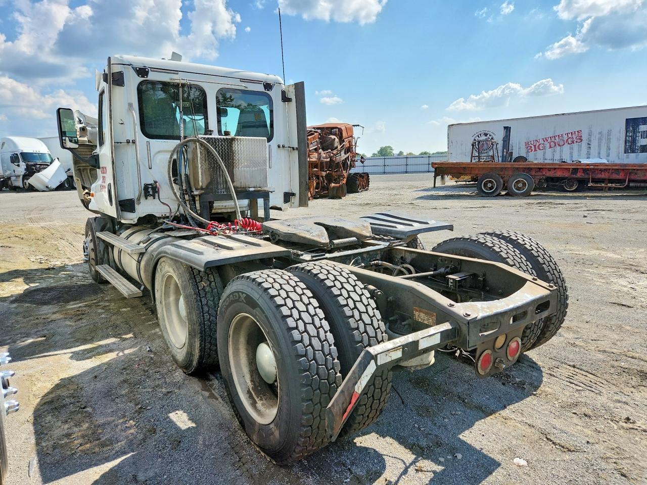 2015 Freightliner Cascadia Semi Truck
