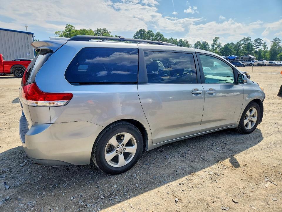 2011 Toyota Sienna le