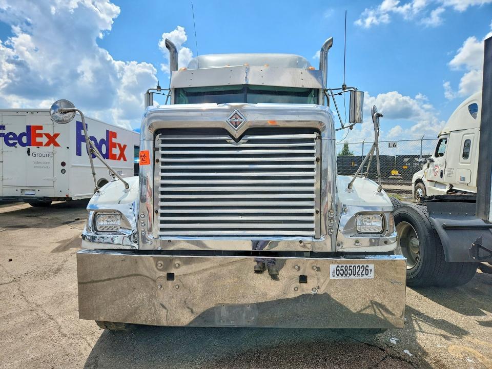 1999 International 9900 Semi Truck