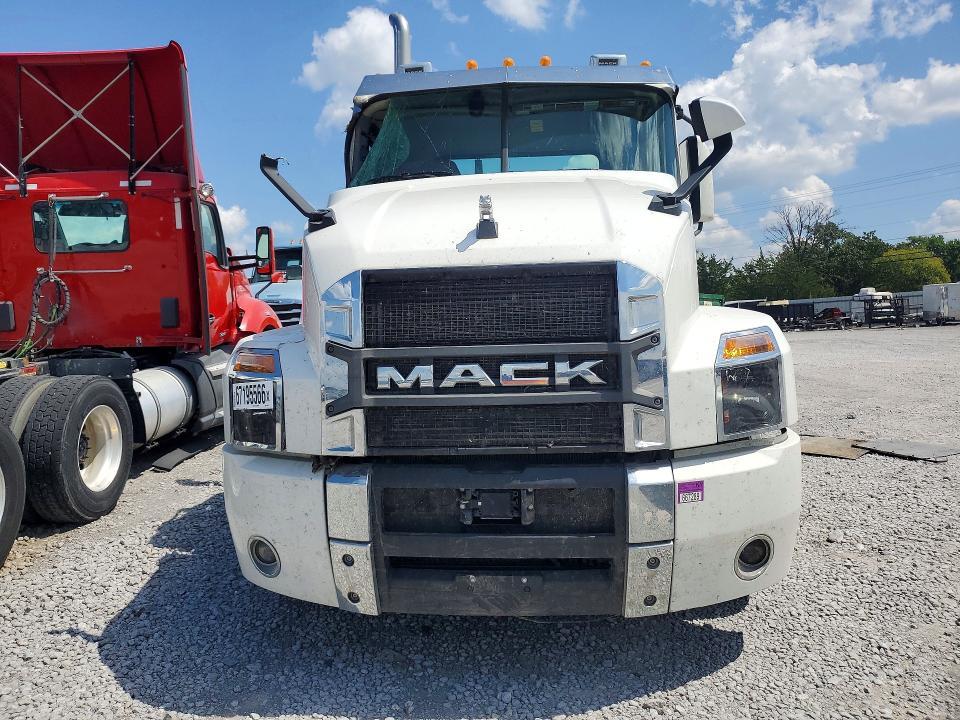2022 Mack Anthem Semi Truck