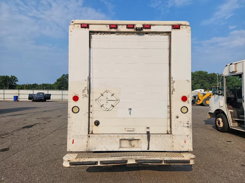 2006 Freightliner MT45 Delivery Truck