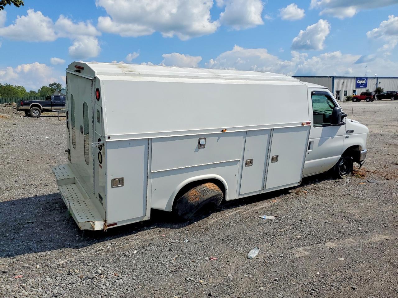 2012 Ford Econoline E350 Super Duty Cutaway Van