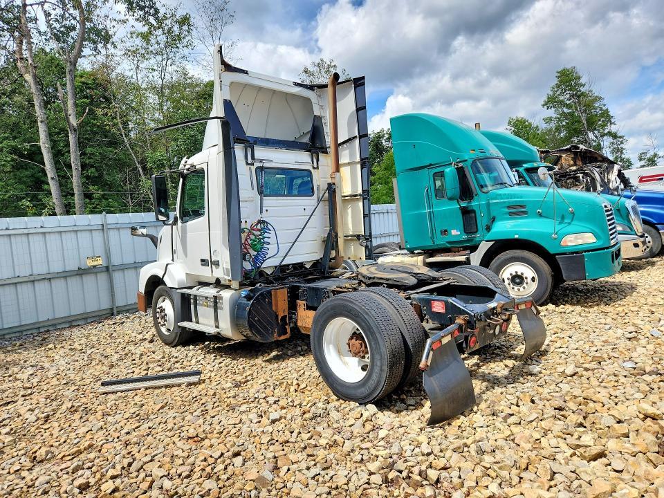2017 Volvo VNL Semi Truck