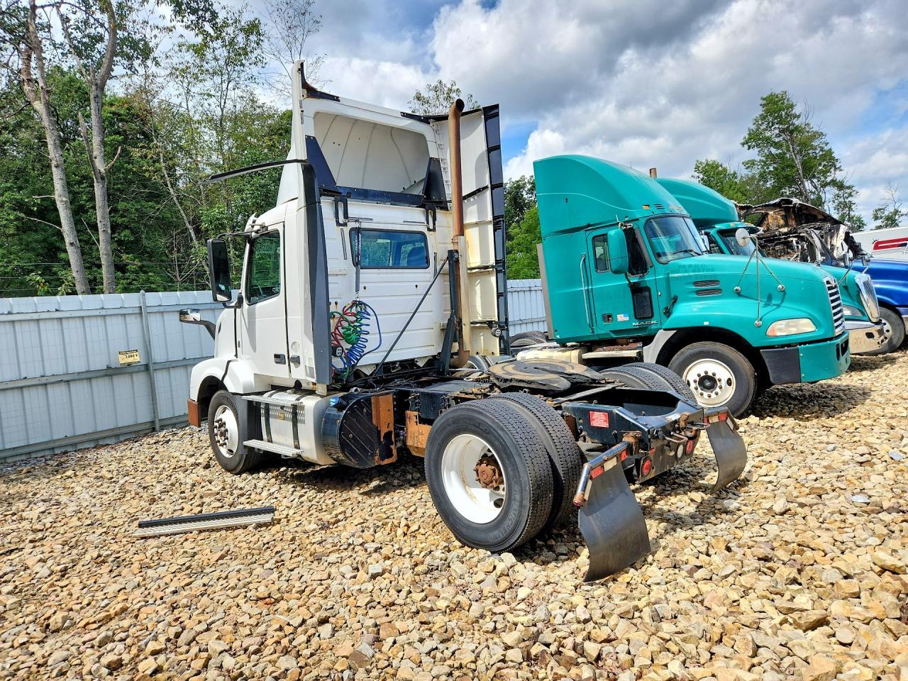 2017 Volvo VNL Semi Truck