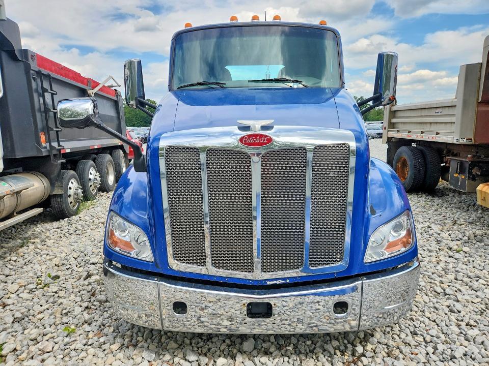 2017 Peterbilt 579 Semi Truck