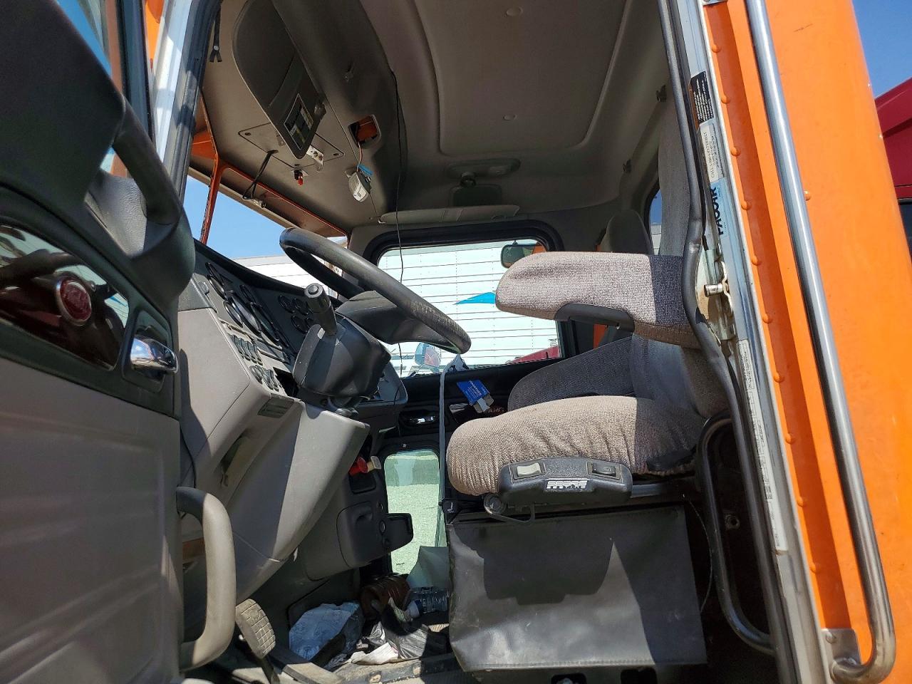 2013 Peterbilt 388 Semi Truck