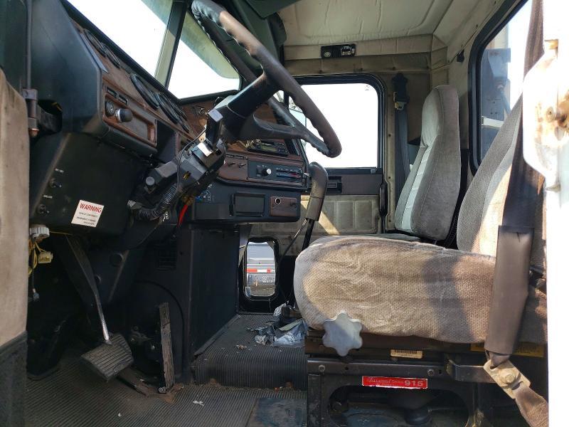 2000 Freightliner FLD120 Semi Truck