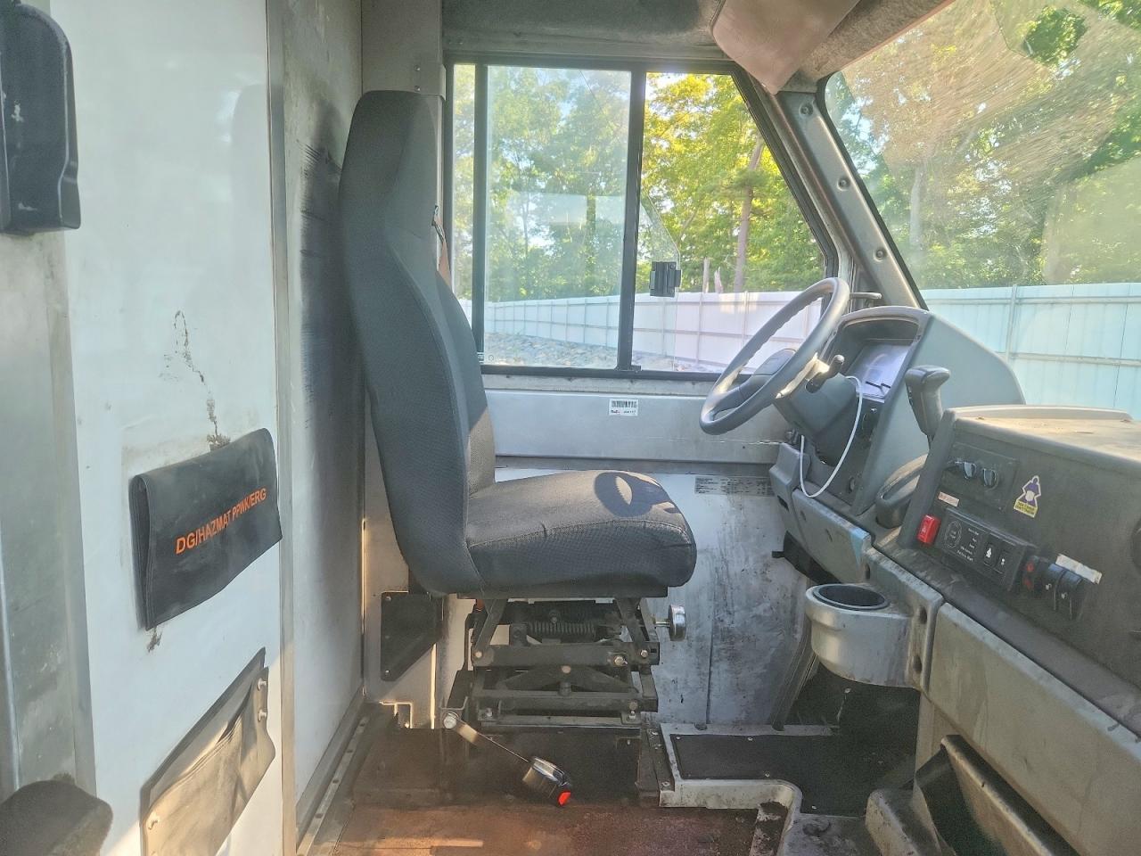 2015 Isuzu NPR HD Delivery Truck