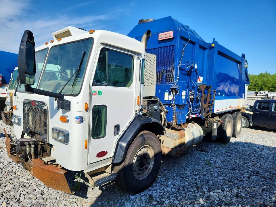 2016 Peterbilt 320