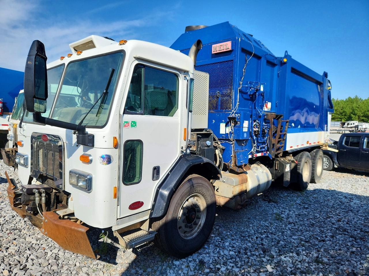 2016 Peterbilt 320