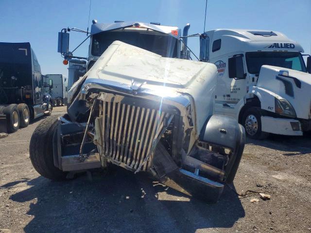 1999 Freightliner Conventional FLD120