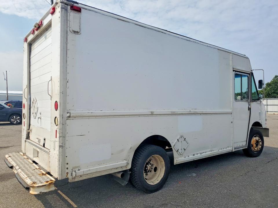 2000 Freightliner MT45 Chassis Delivery Truck