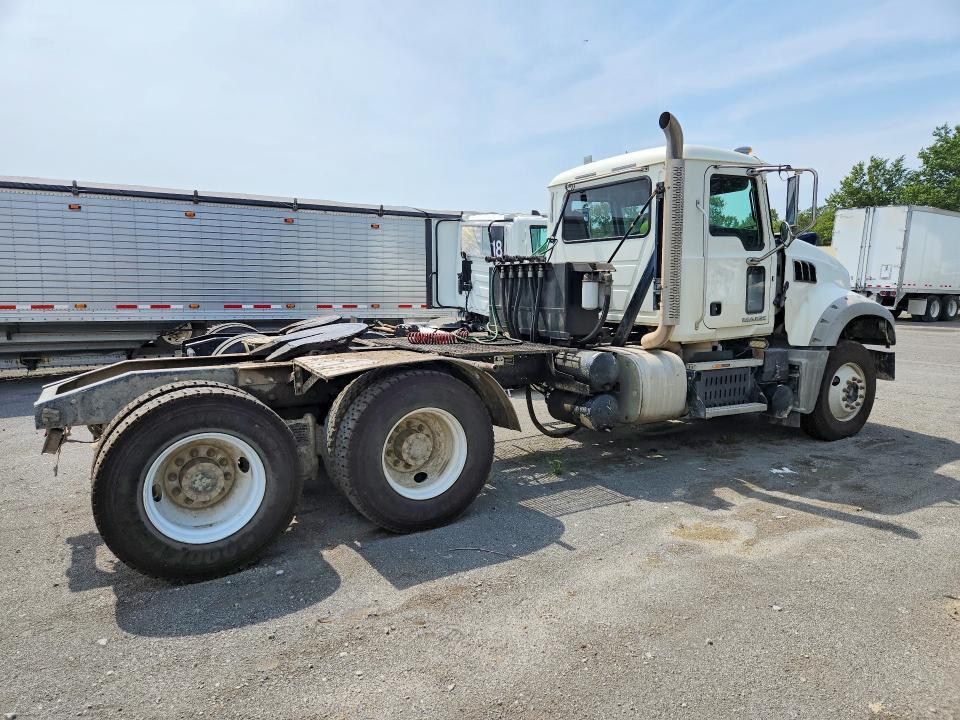 2017 Mack GU713 Semi Truck