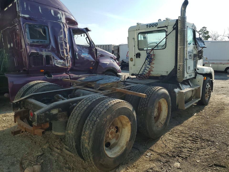 2000 Freightliner FLD120 Semi Truck