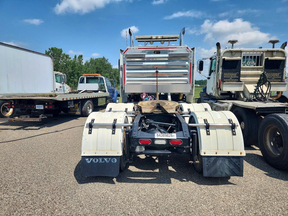 2003 Volvo VNL Semi Truck