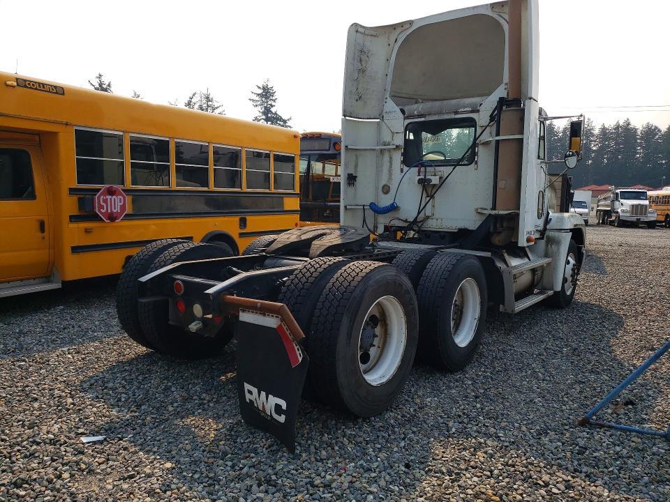 2000 Freightliner FLD120 Semi Truck