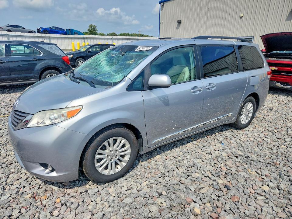2014 Toyota Sienna xle 8-passenger