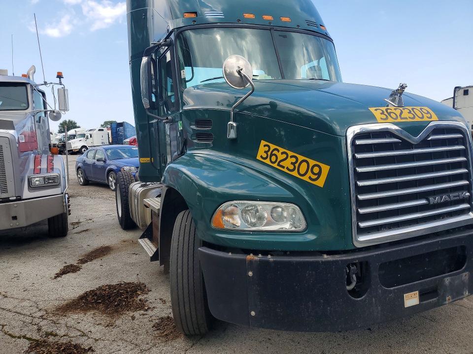 2017 Mack CXU612 Semi Truck