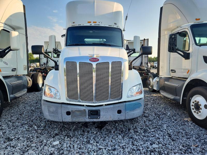 2017 Peterbilt 579 Semi Truck