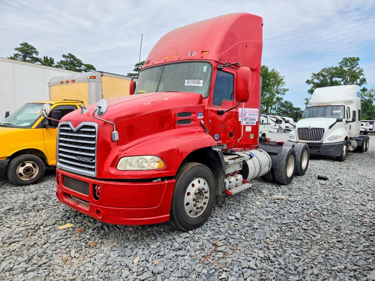 2015 Mack CXU613 Semi Truck