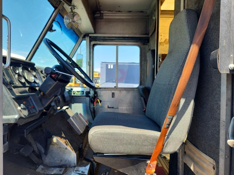 2000 Freightliner MT45 Chassis Delivery Truck