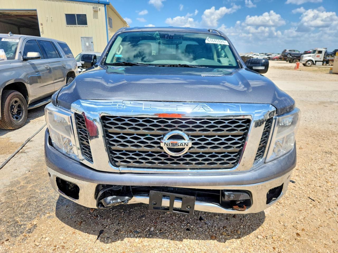 2018 Nissan Titan 4WD V8 Crew Cab 5.6L SV